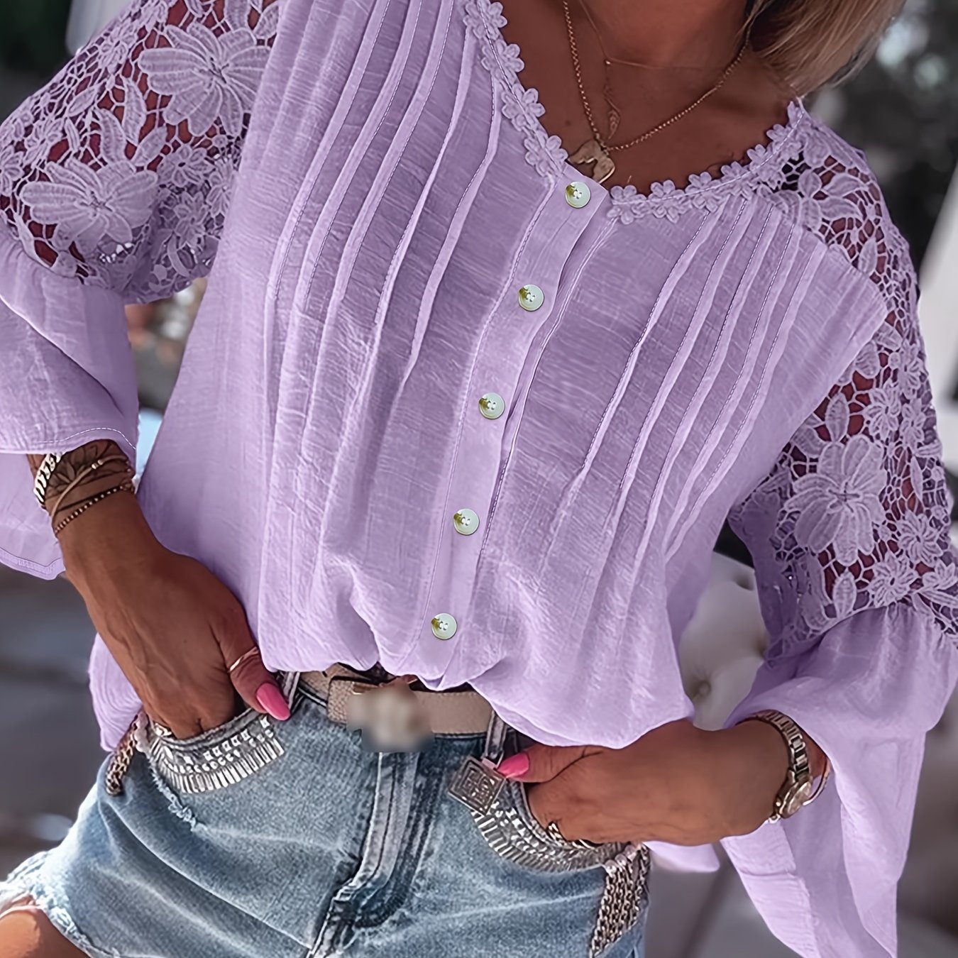 E-shop Bluse mit Spitzen-Patchwork, runder Halsausschnitt, A-Linienärmeln, durchgehende Knopfleiste und Rüschen