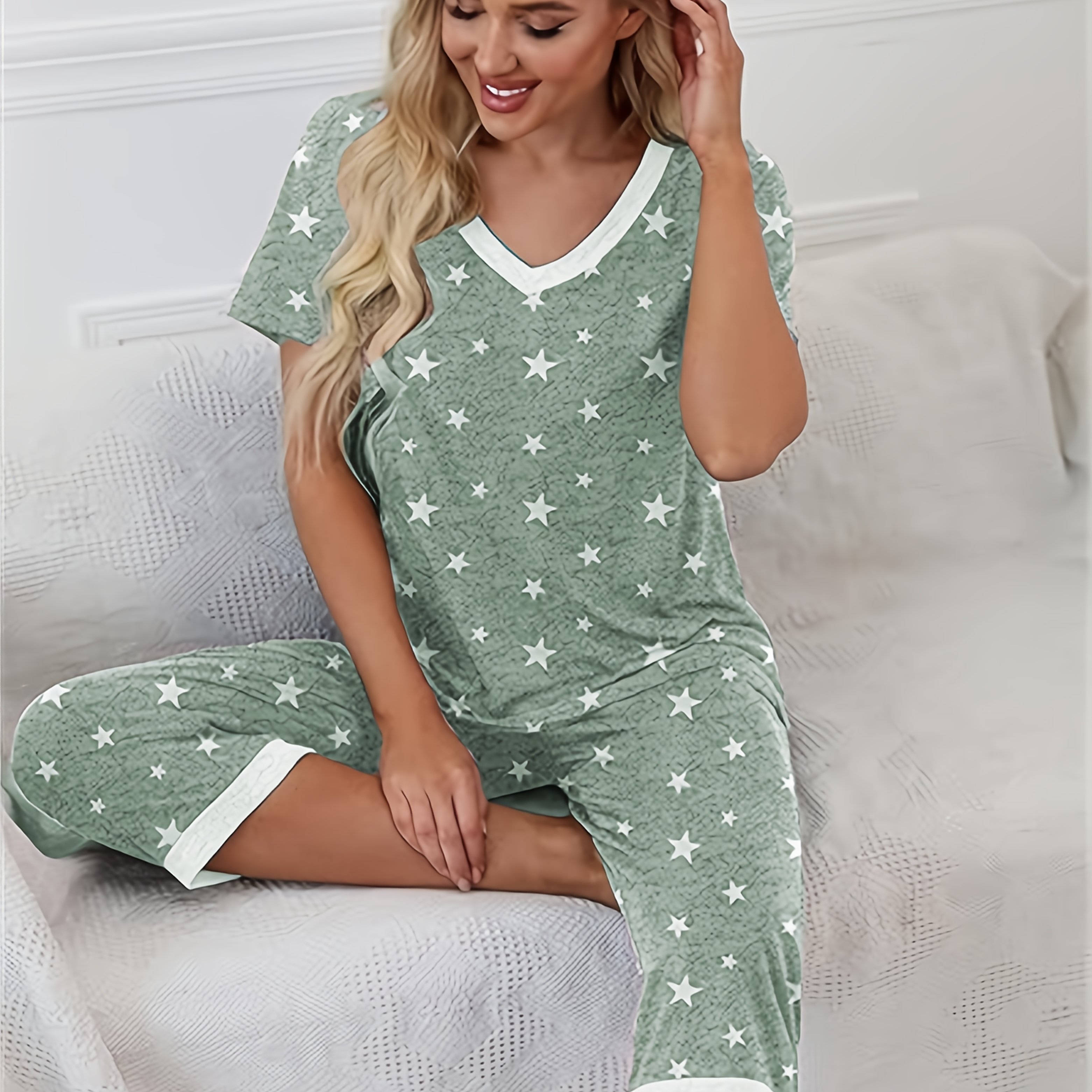 E-shop Capri Damen-Pyjama-Set mit V-Ausschnitt Kurzarmoberteil und kurzen Hosen mit