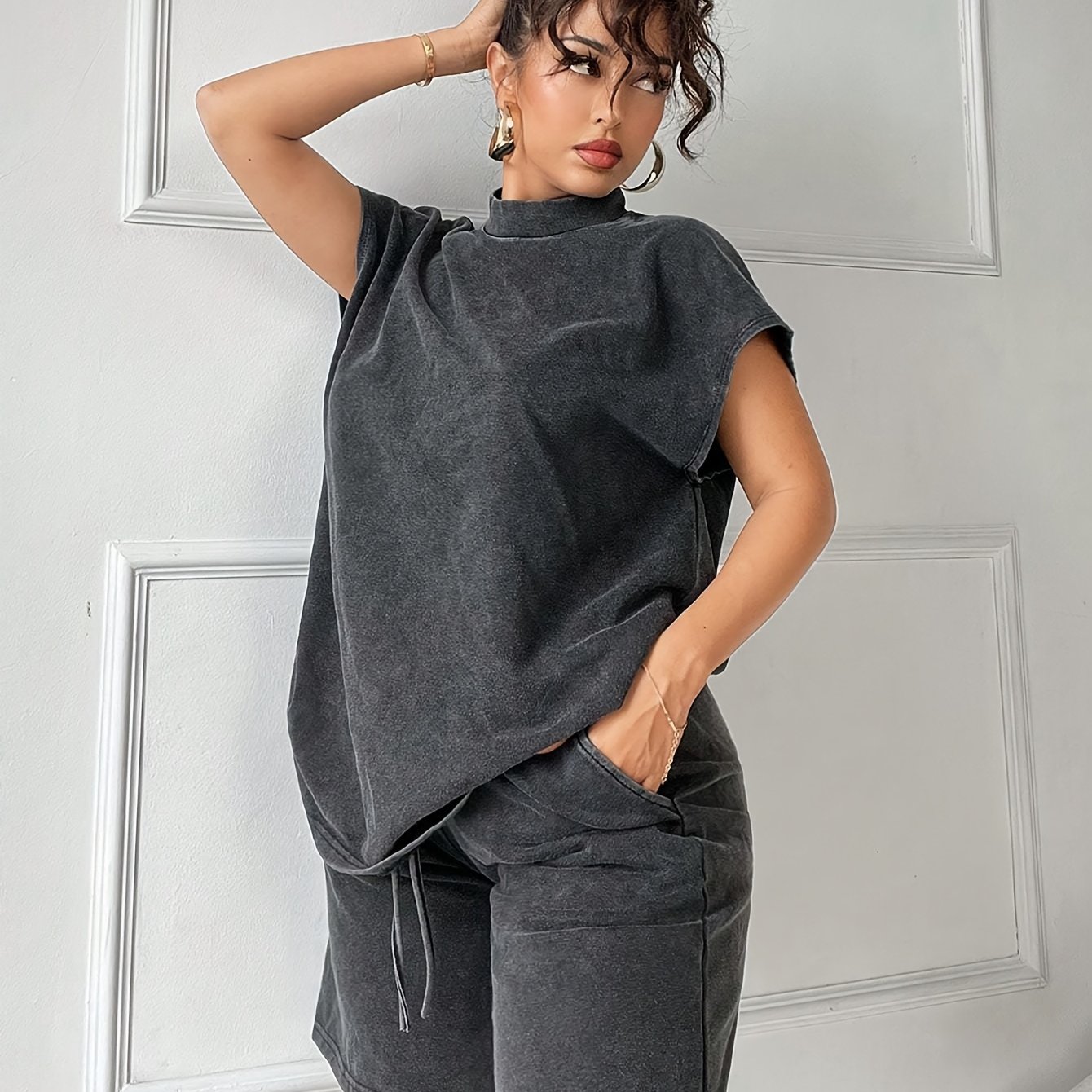 E-shop Modisches Damen-Sommer-Outfit im -Stil, 2-teiliges Freizeit-Set, Schneeflocken-T-Shirt mit fallender Schulter Bermuda-Shorts mit weitem Bein