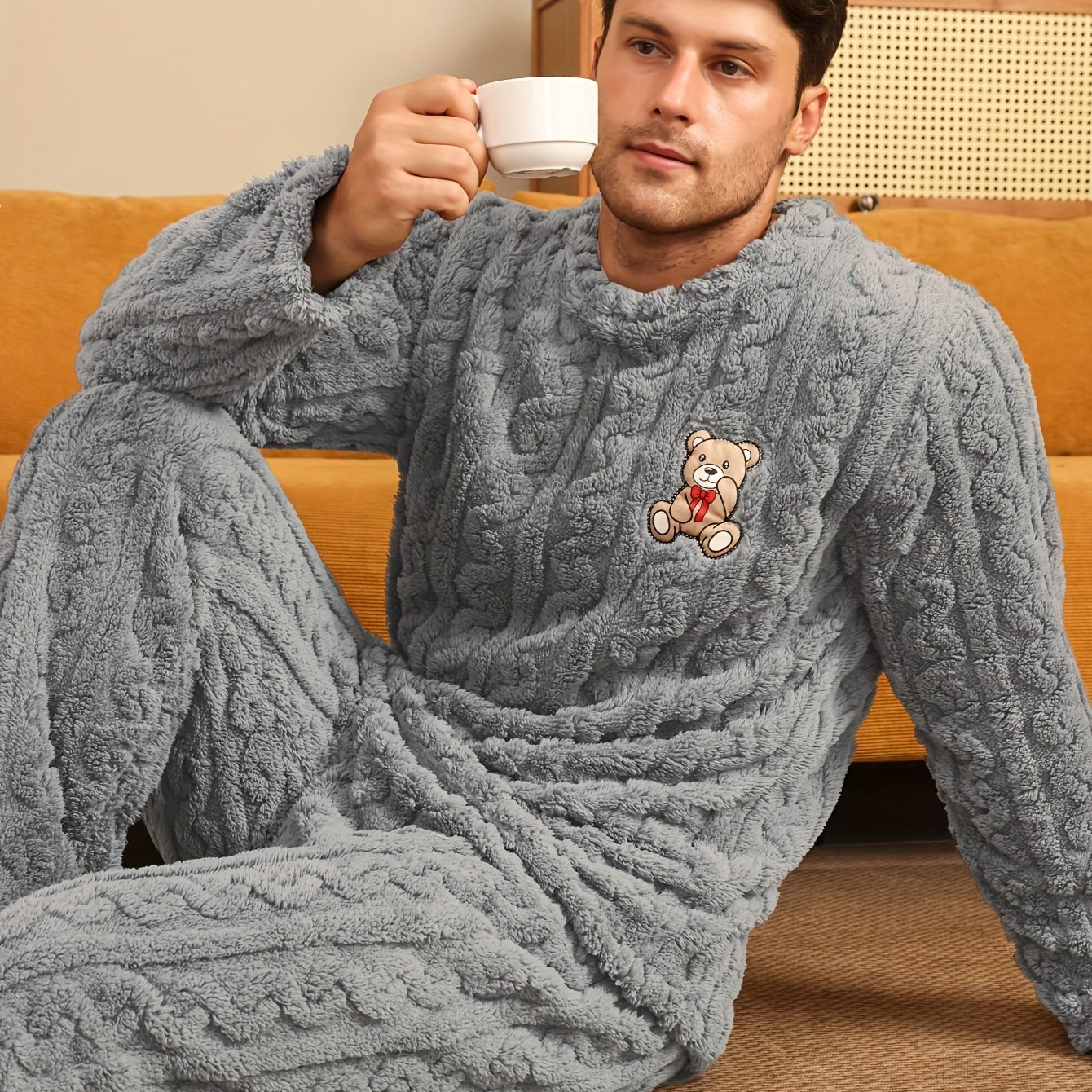 E-shop 2-teiliger Herren-Pyjama-Set, Herbst/Winter Jacquard-Langplüschstoff mit besticktem Cartoon-Bärenmuster, Langarm- Hosen-Set