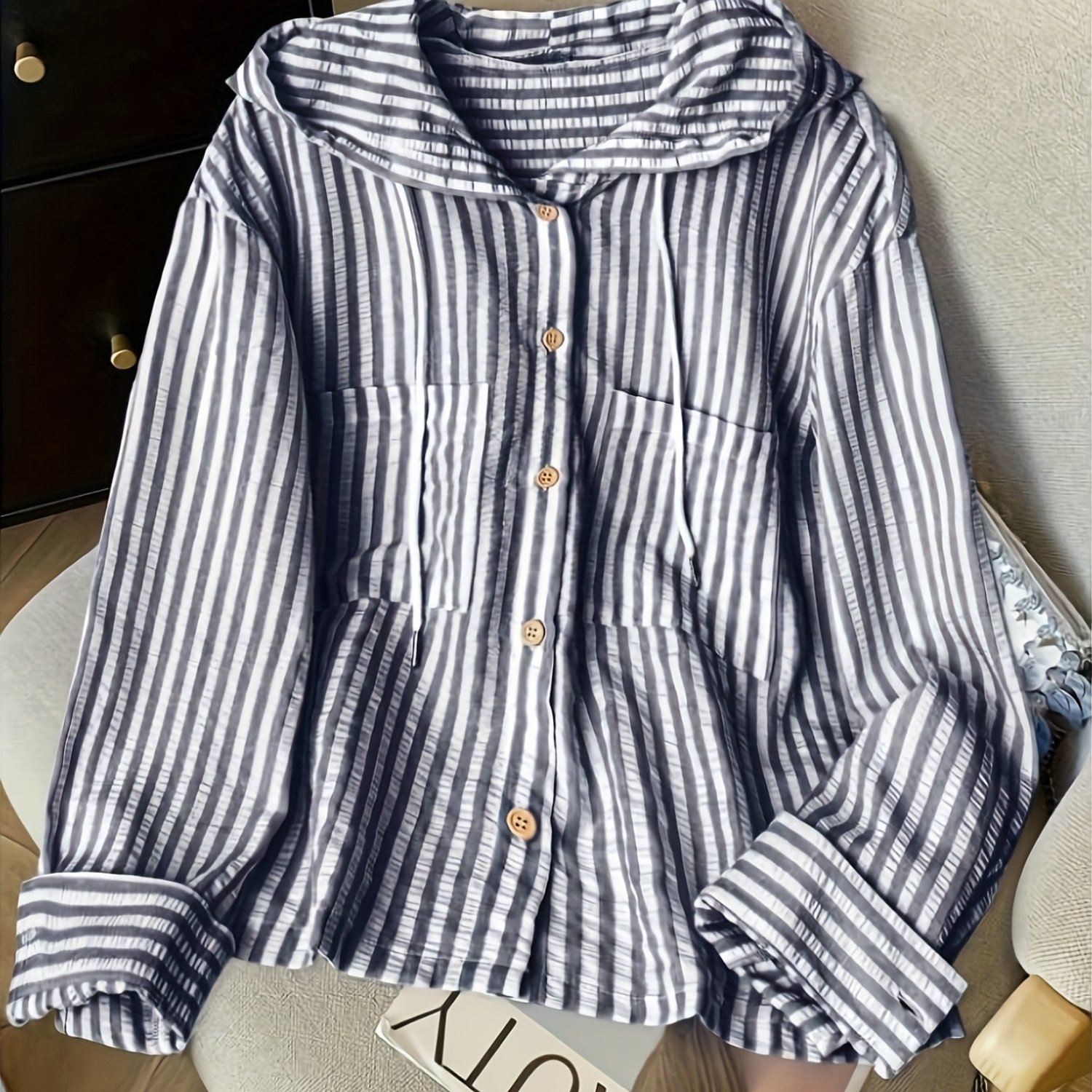 E-shop Ein elegantes und stylisches gestreiftes Hemd, ein leichter und lockerer Damen-Hoodie
