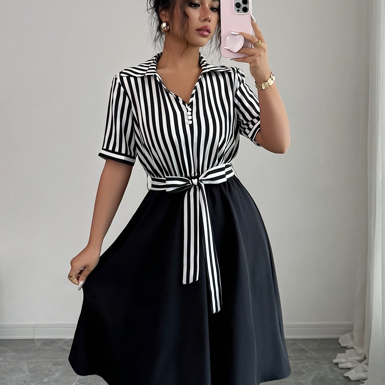 E-shop Modisches elegantes Damen-Kleid mit schwarz-weißem Streifendruck, Kurzarm, Gürtel, Knopfleiste Patchwork
