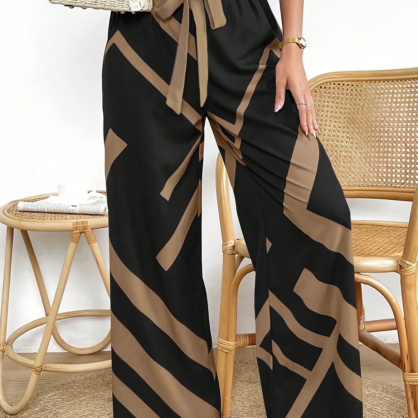E-shop Elegante Schlaghose für Damen mit weitem Bein, stilvollem geometrischem Print, Schleifenbund und dehnbarem Bund. Diese Hosen sind für den ,