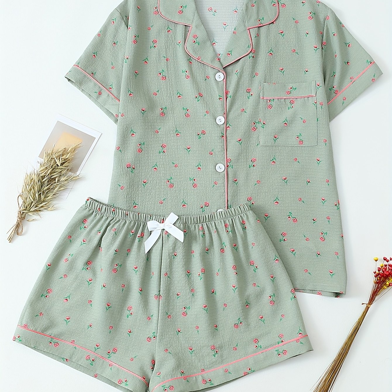 E-shop Damen-Frühlings-/Sommer-Blumenmuster-Pyjama-Set - Kurzarm-Oberteil mit Tasche, Shorts mit Schleifendetail, Hellgrün Polyester-Mischung, Lässige