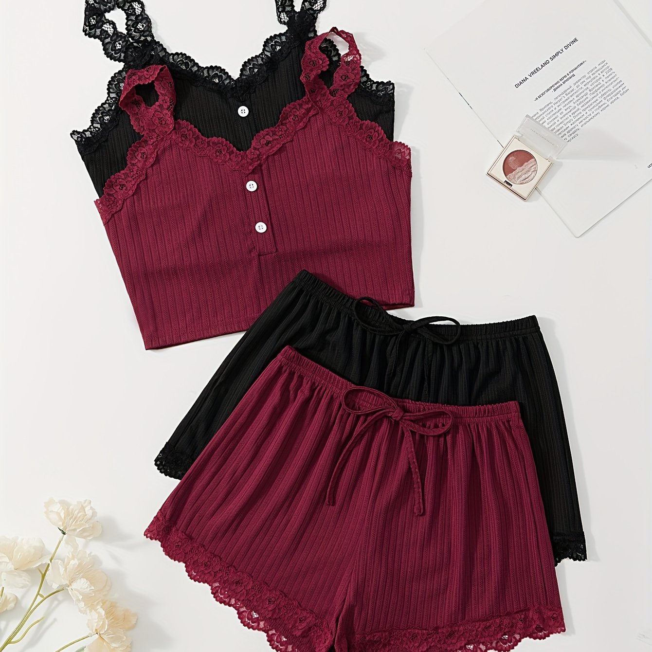 E-shop Bequeme Damen-Pyjamas mit Rippstoff, in verschiedenen Farben erhältlich. Camisole-Top mit Spitzenbesatz & Shorts Home-Set