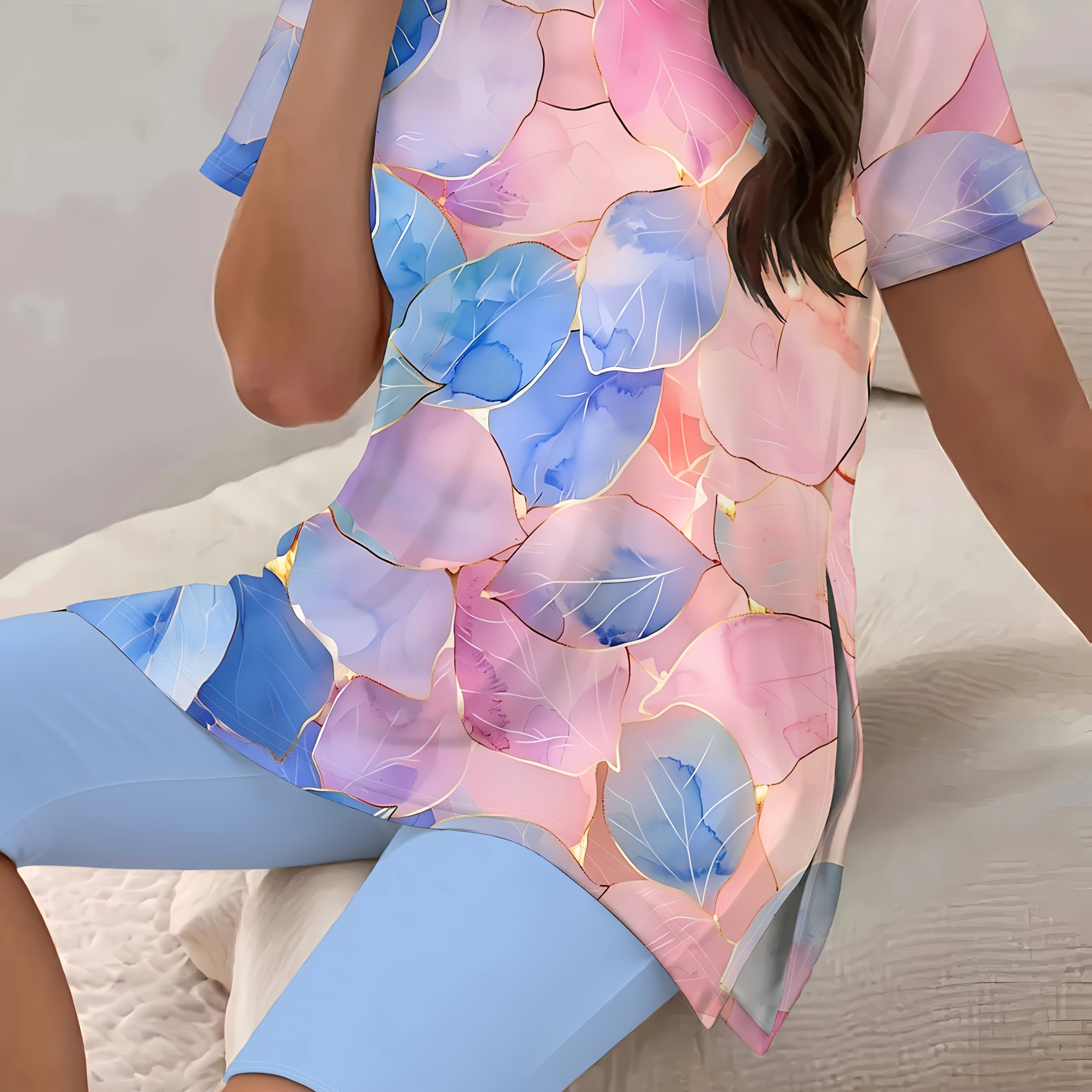 E-shop Dieses Damen T-Shirt in Übergröße mit Ausschnitt und Seitenschlitz verfügt über ein rosa und blaues Blätterdruckmuster mit goldenen Rändern. Es