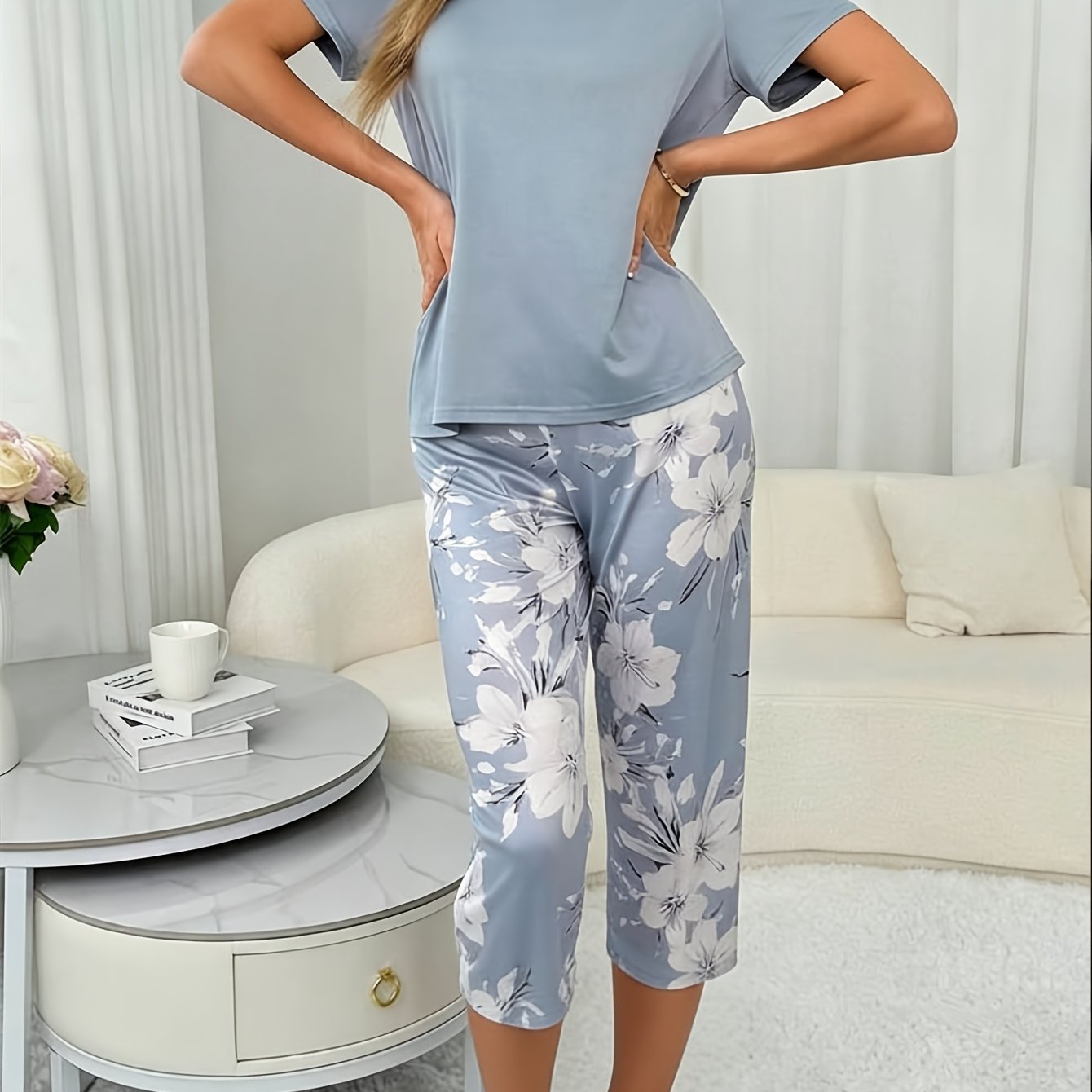 E-shop Damen-Pyjama-Set mit Capri-Hose, Capri-Hose mit Blumendruck, Frühling/Sommer, Kurzarm-Pyjama mit Rundhalsausschnitt