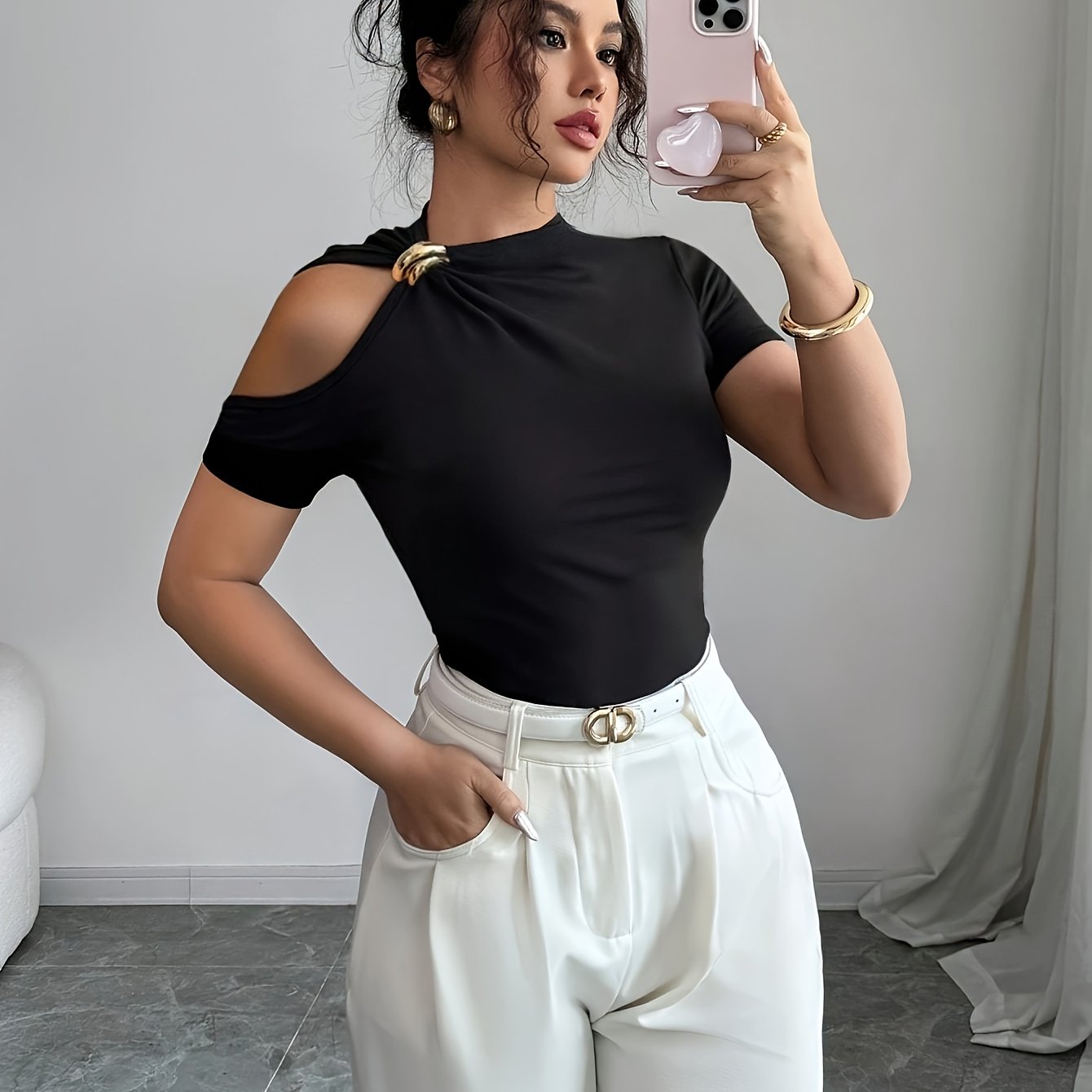E-shop Das Damen Kurzarm T-Shirt zeichnet sich durch ein stilvolles und elegantes Design aus, mit einer dekorativen Metallschnalle am Kragen.