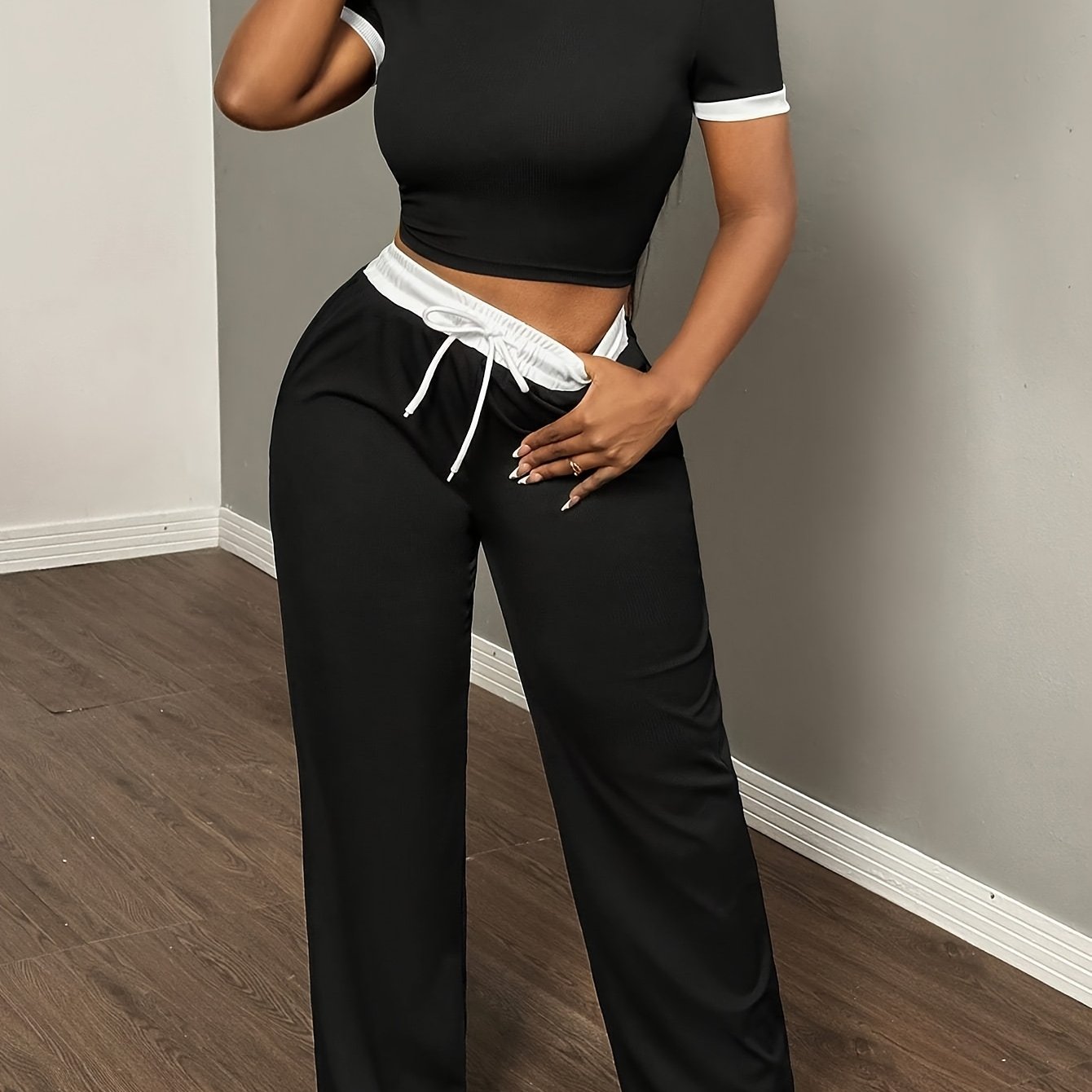 E-shop Rundhals Kontrastfarbe Mode Pendler Tragbare Kurzarm Weite Bein Hosen 2-teiliges Damen Pyjama-Set