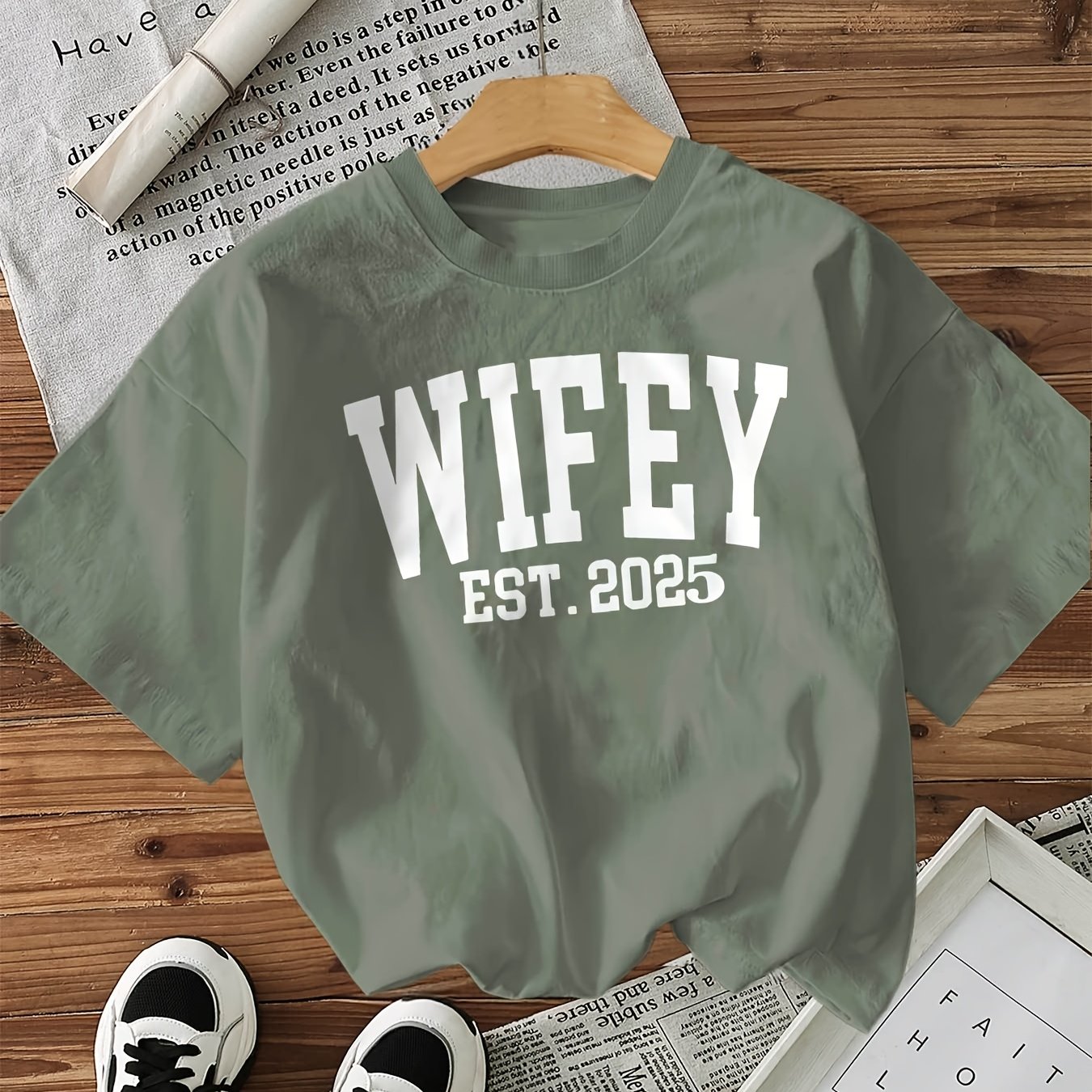 Image of Women&;s Wifey Est 2025 Letter Print T-shirt - Black With White Text Short Sleeve Crew Neck Casual Top, Machine Washable Fit, Ladies T Shirts, Everyday Apparel, Graphic Tee, Nontransparent Material