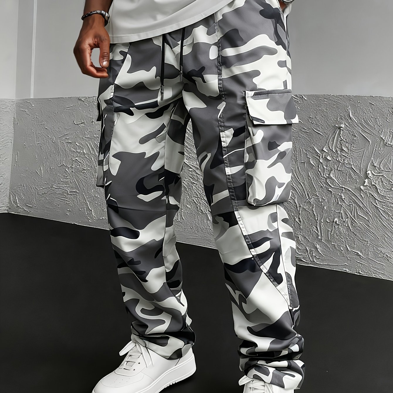 Men's Camouflage Cargo Pants With Print Flap Side Pockets And Drawstring Waist For A Relaxed Fit