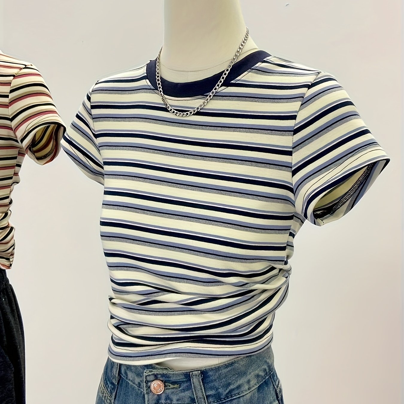 E-shop Damen Freizeit Sportliches, schmal geschnittenes, gestreiftes Kurzarm-T-Shirt Top