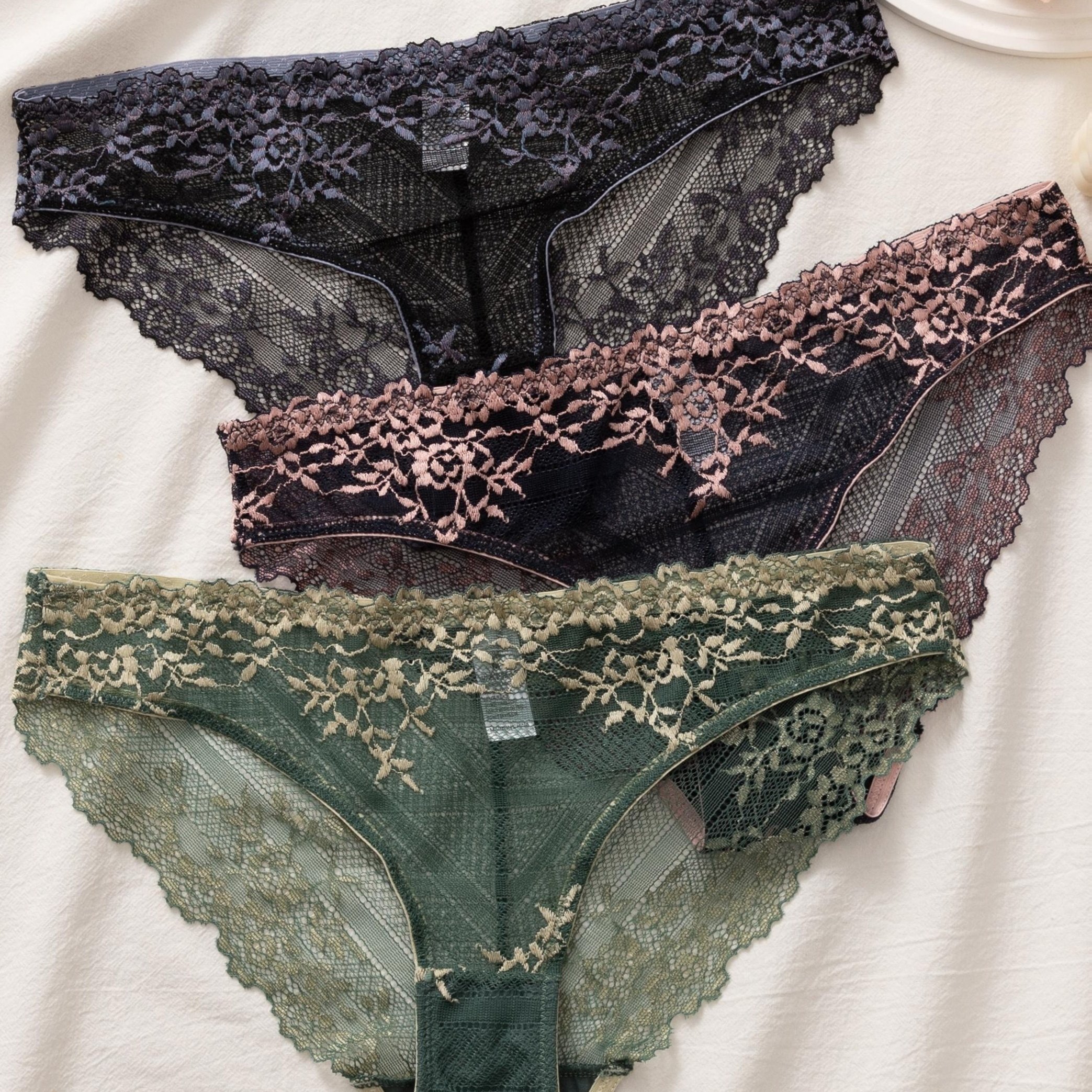 E-shop 3er-Pack Elegante Damen Spitzen Slips, Atmungsaktive und Elastische Bequeme Unterwäsche, Mehrfarbig, Blumenmuster