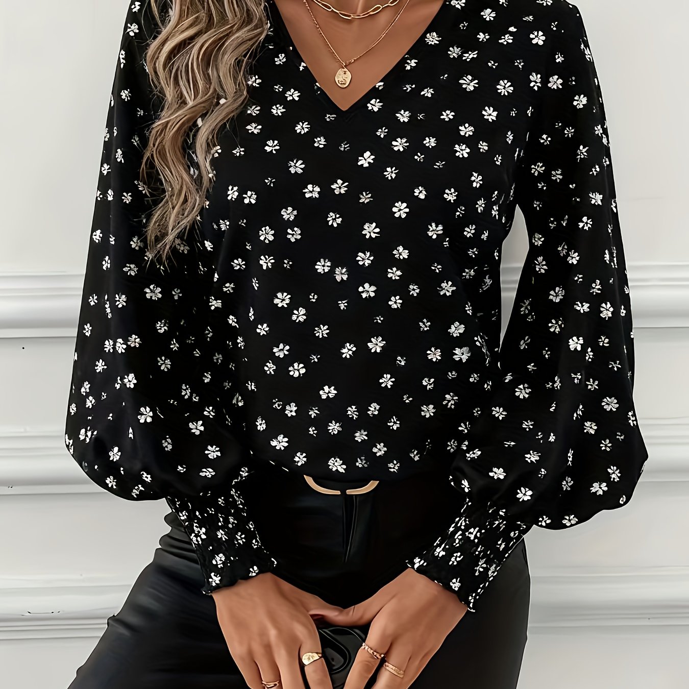 Image of Elegant Floral Print Lantern Sleeve Shirt For Women - Beautiful V-neck Long Sleeve Shirt, Perfect For Spring And Autumn Casual Or Fashionable Outfits. Chic Casual Wear