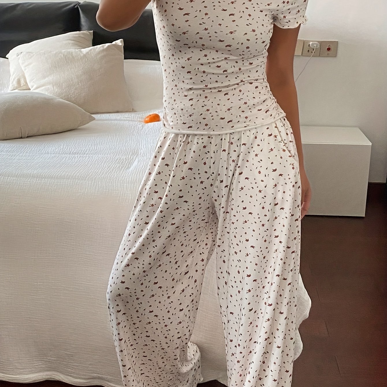E-shop Damen Saisonale Frühlings- und Sommer-Pyjamas im eleganten Landhausstil mit kleinen Blumenmustern, kurzen Ärmeln, und langen Hosen