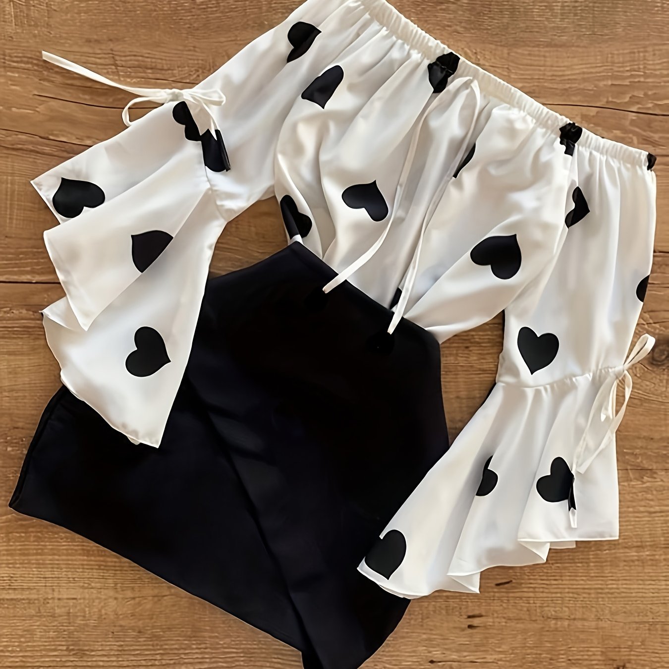 E-shop Vier-Jahreszeiten Damen-Rock-Set, mit Herz-Print Off-Shoulder Flared-Sleeve Top mit -Detail & schwarzem Slim-Fit Kurzrock (2-teiliges Set). Y2K