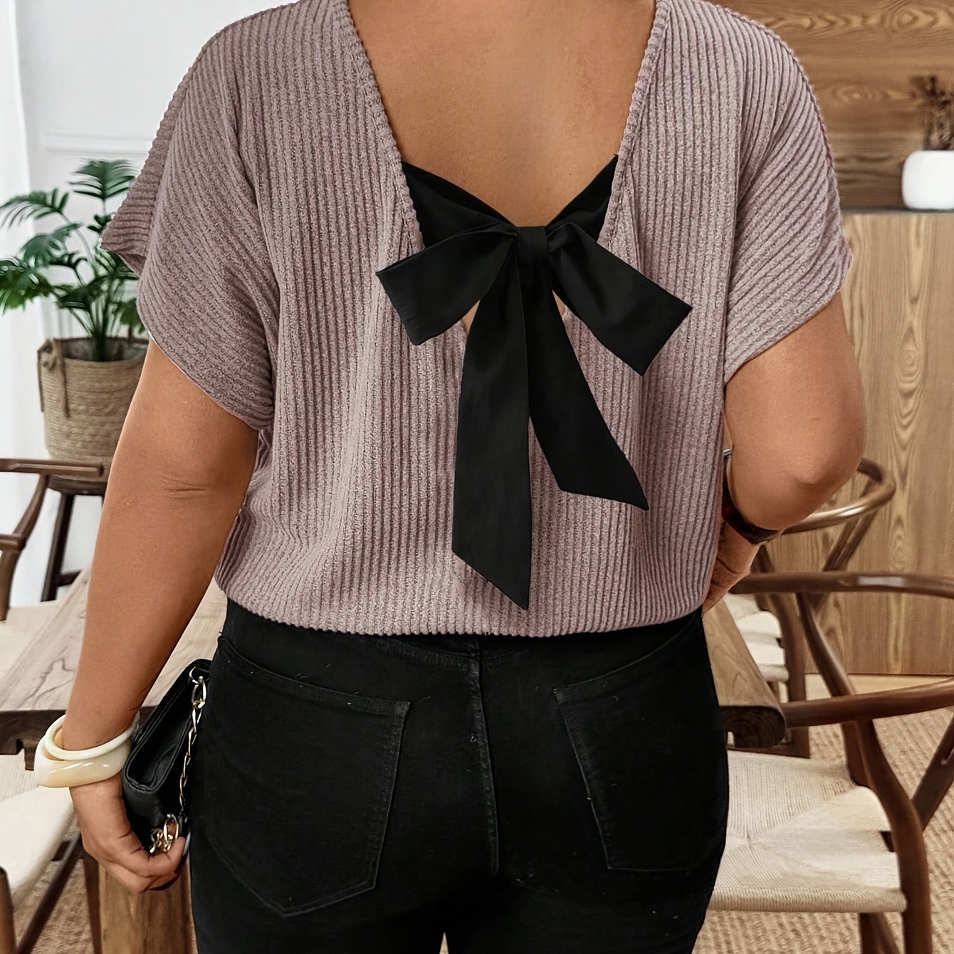 E-shop Plus Size, Damen Plus Size Mode V-Ausschnitt Kurzarm T-Shirt mit Schleifenverzierung auf dem Rücken