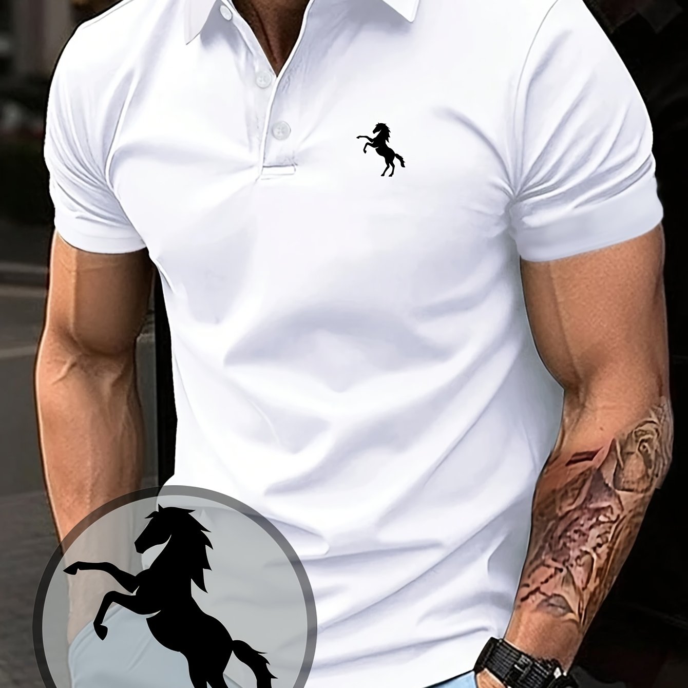 E-shop Herren Polo Kurzarm T-Shirt im lässigen Stil mit einem Aufkleber-Print von einem stehenden Pferd.