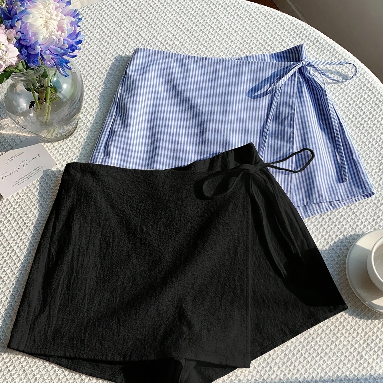 TEMU 새로운 여름 클래식 블랙 + 블루 & 화이트 투피스 반바지, 옆면 묶음 디자인으로 다리 길이감을 강조하며, 데일리 외출에 적합한 캐주얼하고 멋진 스타일