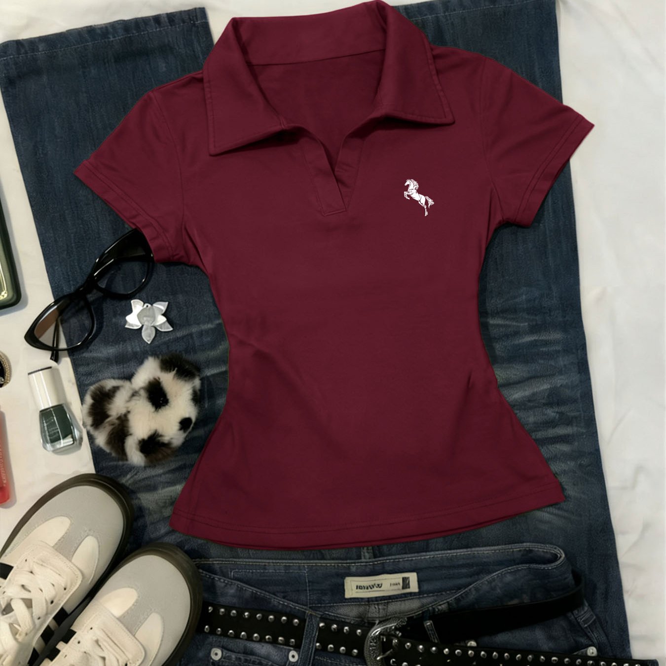 E-shop Y2K Hemd mit Kragen, ein extrem beliebtes Damen Polo Shirt mit Slim Fit, kleinem V-Ausschnitt und kurzen Ärmeln; ein neuer Stil von,