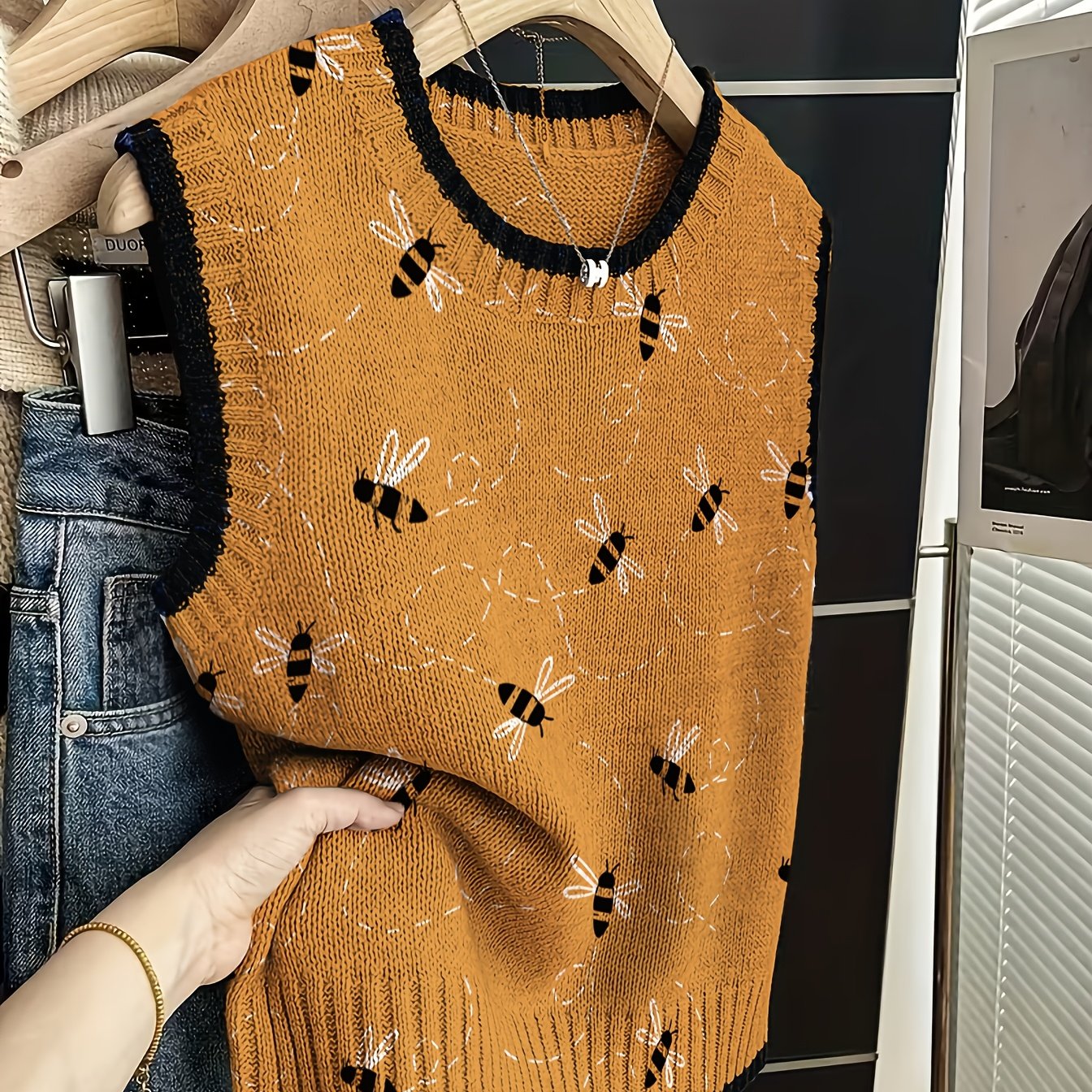 TEMU Lightweight Sweater Featuring A Vest, Warm Orange Round-neck Tank Top, Layered Sleeveless Cardigan, Fun Animal Pattern Vest, Color- Sleeveless