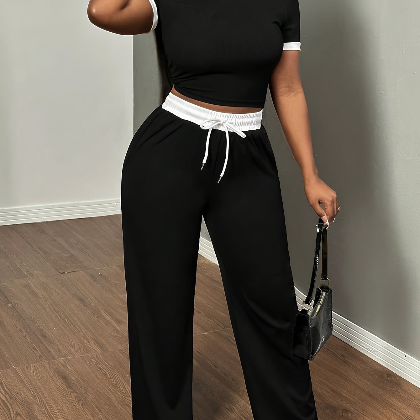 E-shop Damen Sommer Sexy Color Block Rundhals Kurzarm T-Shirt und High-Waist Gürtel Hosen Zwei-Teiler Set