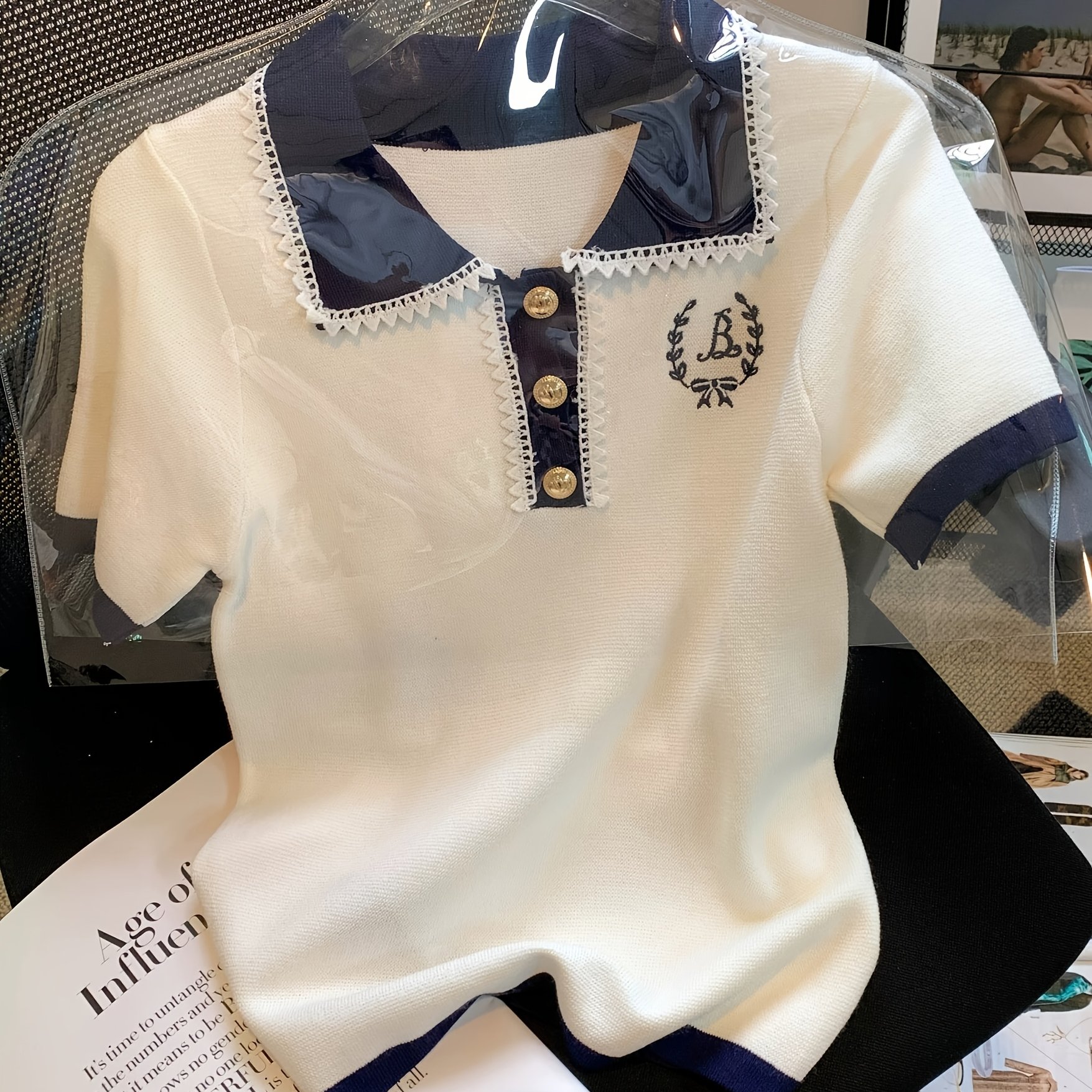 E-shop Elegantes Polo-Sweatshirt mit Farbblock für Damen - Kurzärmelig, französischer Stil, schlankendes Design mit besticktem Detail, leichtes