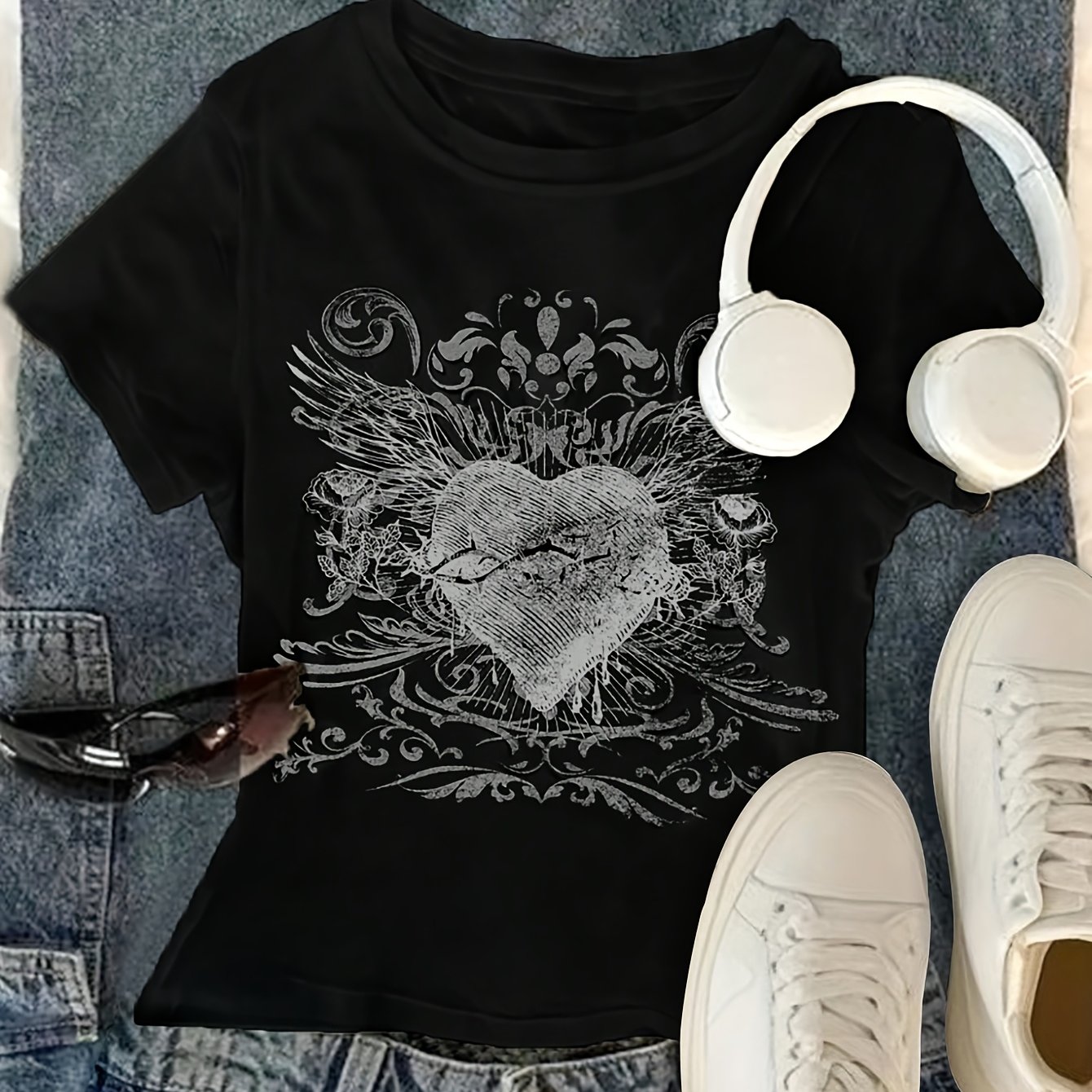 Women&#39;s Y2K Heart Print Crop Top T-Shirt - White, Short Sleeve, Round Neck, Stretchy Polyester Blend, Casual Chic Style, Machine Washable, Everyday Top|Ornate Design Tee|Glossy Texture