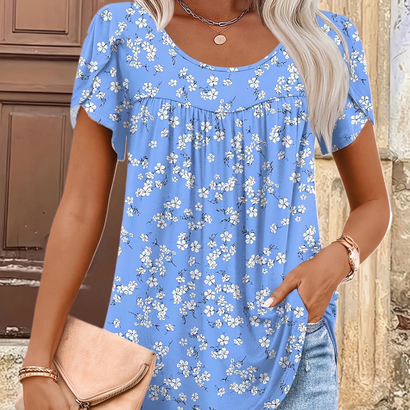 E-shop Plus Size - Plus Size - Plus Size Damenmode Kurzarm-T-Shirt mit Halsausschnitt und kleinem Blumendruck