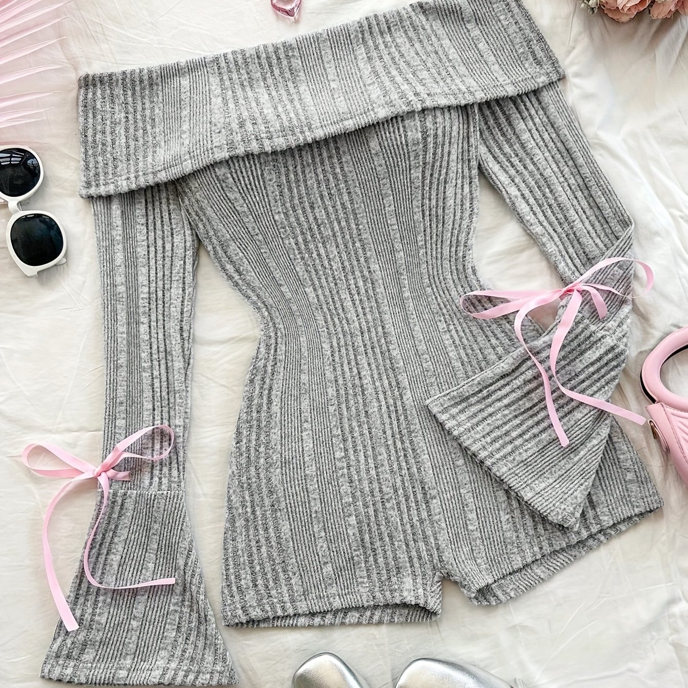 E-shop Eleganter, gerippter, einfarbiger, ausgestellter Jumpsuit für Damen mit langen Ärmeln und Slim-Fit-Passform
