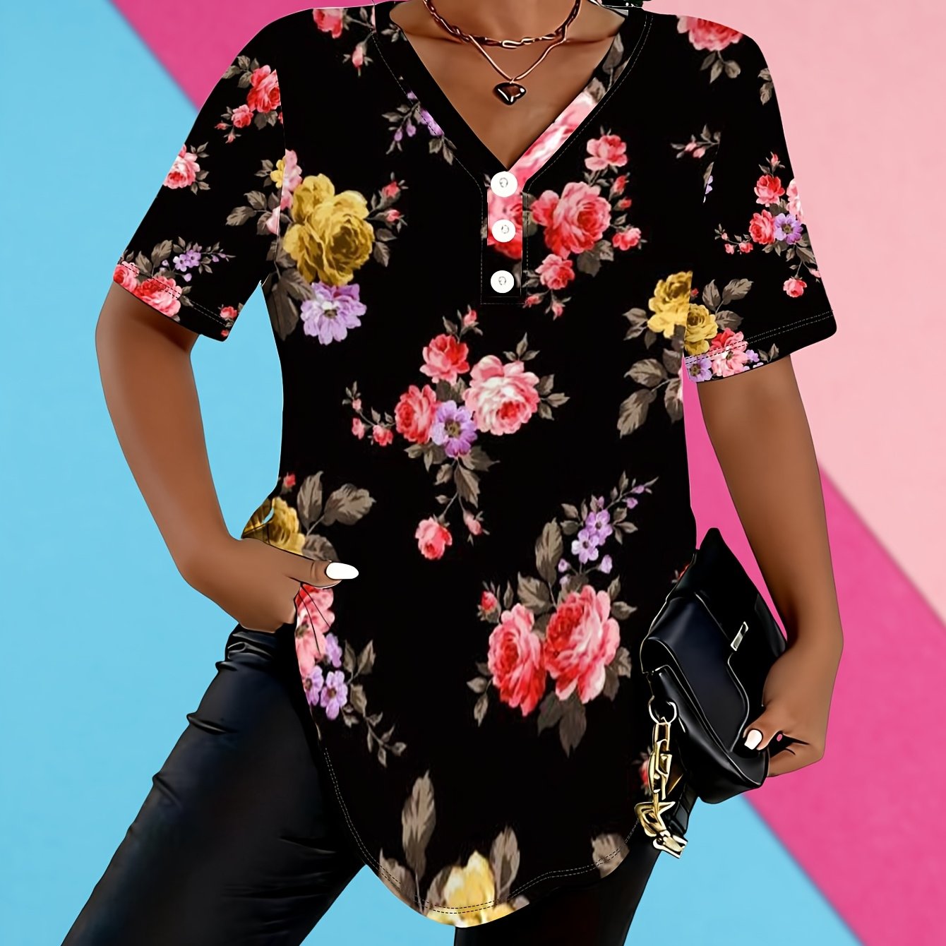 E-shop Sommerliches Damen-T-Shirt in Übergröße mit V-Ausschnitt, drei Knöpfen, schwarzer Grundfarbe, kontrastierendem Rosen-Blumendruck kurzen Ärmeln,