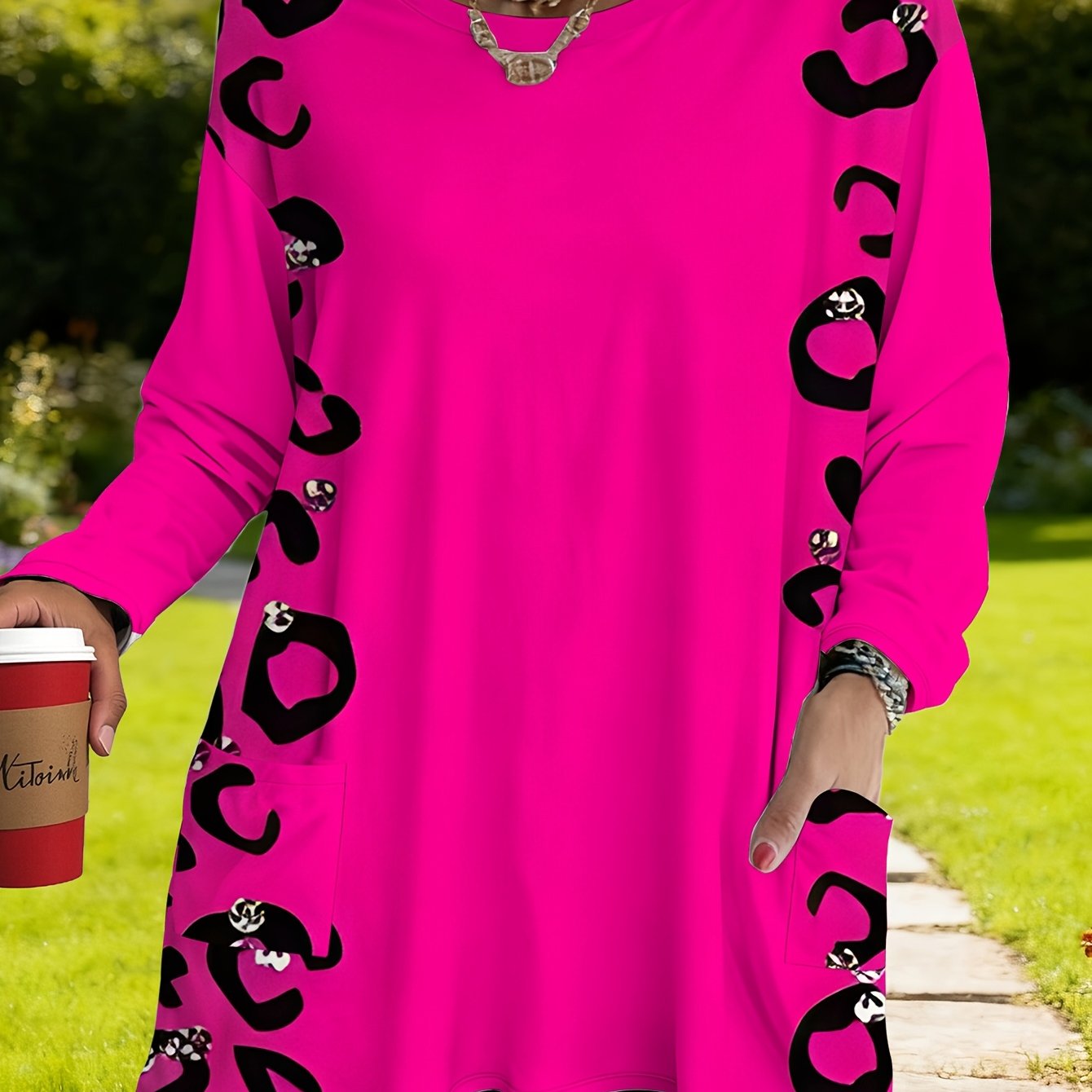 E-shop Plus-Size Damen Langarm-Shirt in Knallrosa mit Leopardenprint. Modisches Casual T-Shirt mit eleganten Akzenten, vielseitigem Design, ideal für