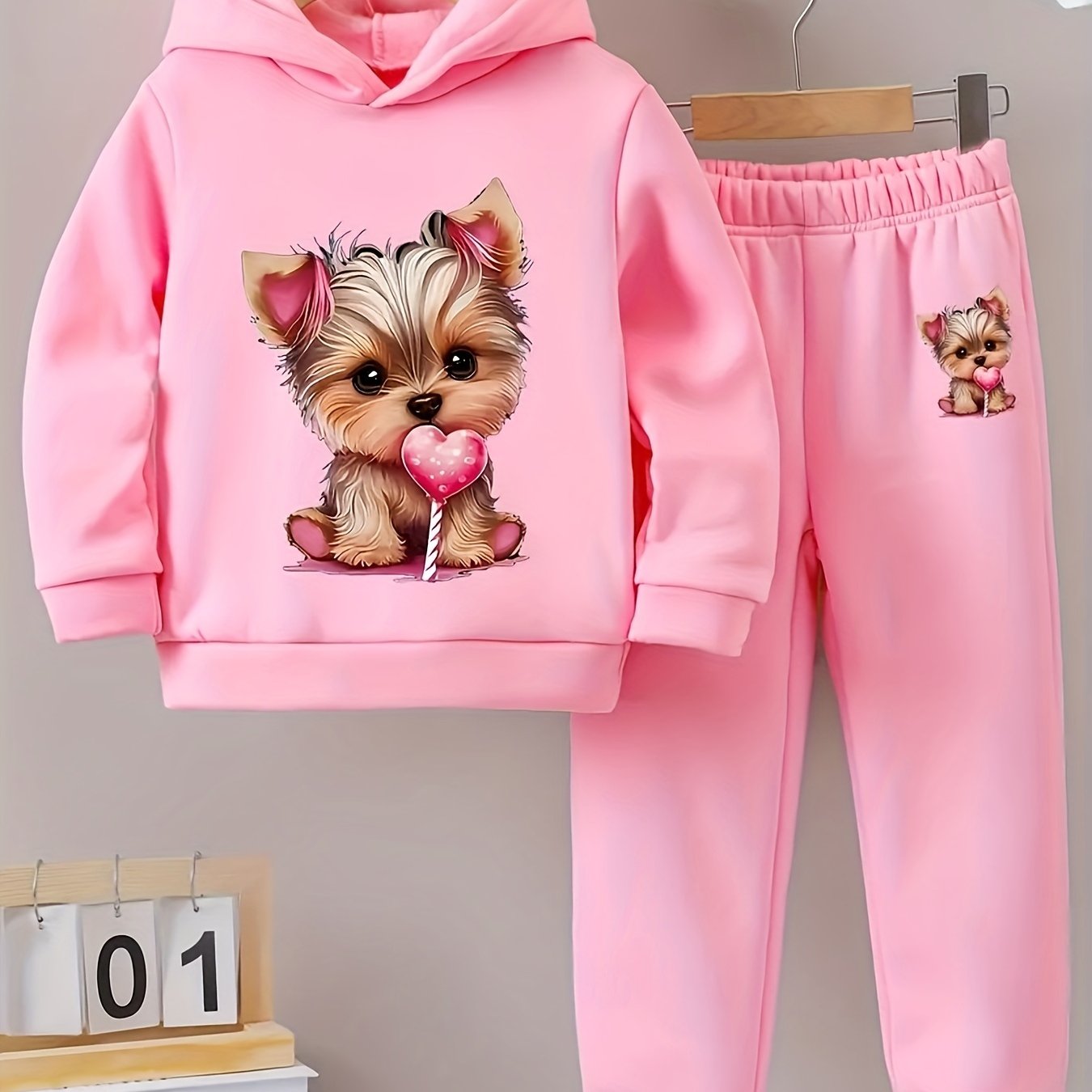 Image of A Trendy And Cute Pink Two-piece Set For Little Featuring A Hooded Sweatshirt With A Dog Print And Comfortable Jogger Pants, Perfect For Autumn And Winter, For Outdoor