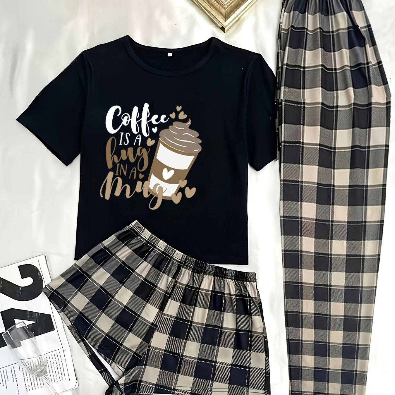 TEMU Conjunto de pijama casual para mujer, pantalones a cuadros negros y marrones + camiseta negra con estampado de de café, tela cómoda y , para