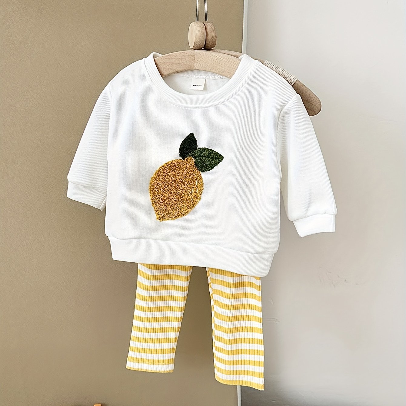 Image of 2pcs Spring/autumn Outfit, Patch White Easy Sweatshirt And Loose Trousers Set (long Sleeve And Long Pants, , Hat, Or Additions Included), For Outdoor