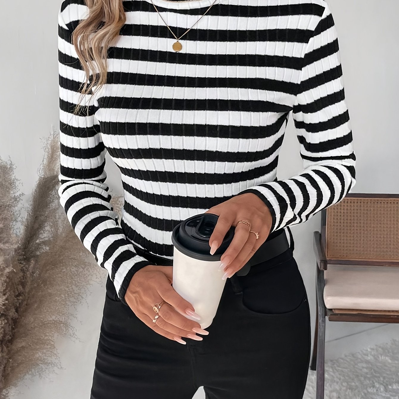 E-shop Elegantes und modisches Damen Strick T-Shirt mit Streifen, Slim Fit Passform, Rippstrick, Langarm