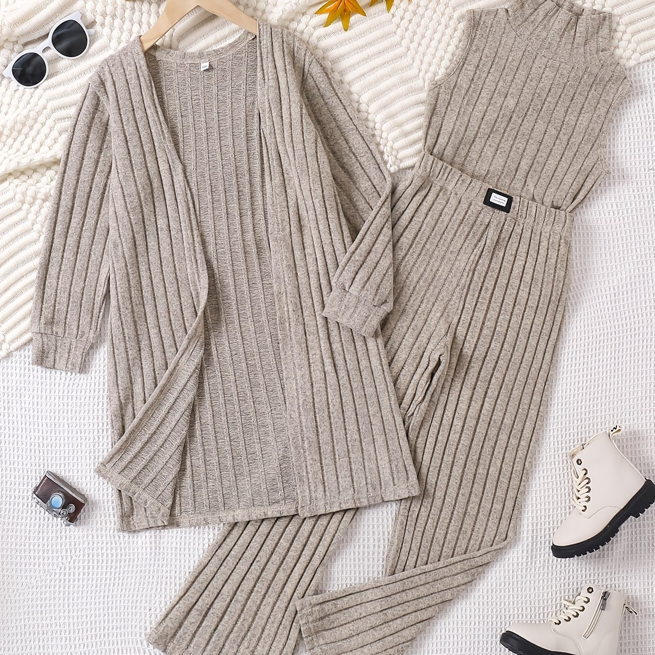 Image of ' Fashion Casual Vacation Outfit Set In Solid Color, Featuring A Sleeveless Turtleneck Top, Long-sleeve Outer Shirt, And Wide-leg Pants, Suitable For Spring And Autumn, In Sizes 130-170, For Outdoor