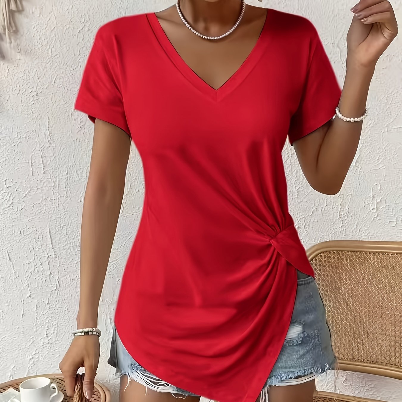 E-shop Damen Sommer Kurzarm T-Shirt mit V-Ausschnitt, Knoten am Saum und Schlitz an der Seite