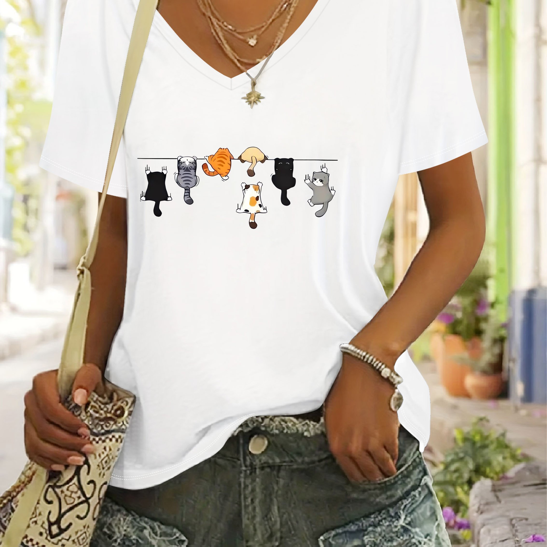 TEMU T-shirt à col en V tendance pour femmes, idéal pour et l'été. Son design sexy et stylé, avec un col en V, est agrémenté d'un imprimé de chat de