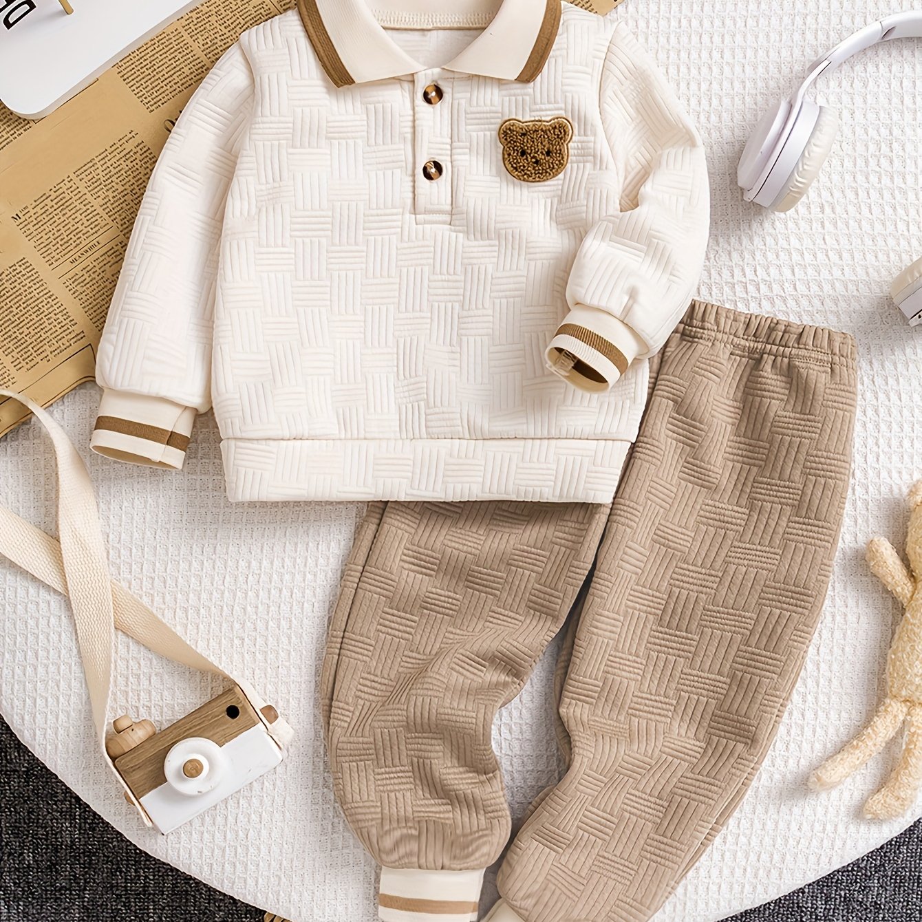 2-piece Boys' Spring/autumn New Arrival Set: Ribbed Spliced Cute Bear Patch Collar Jacquard Solid Color Sweatshirt And Solid Jacquard Fabric Long Pants, Perfect For Outdoor
