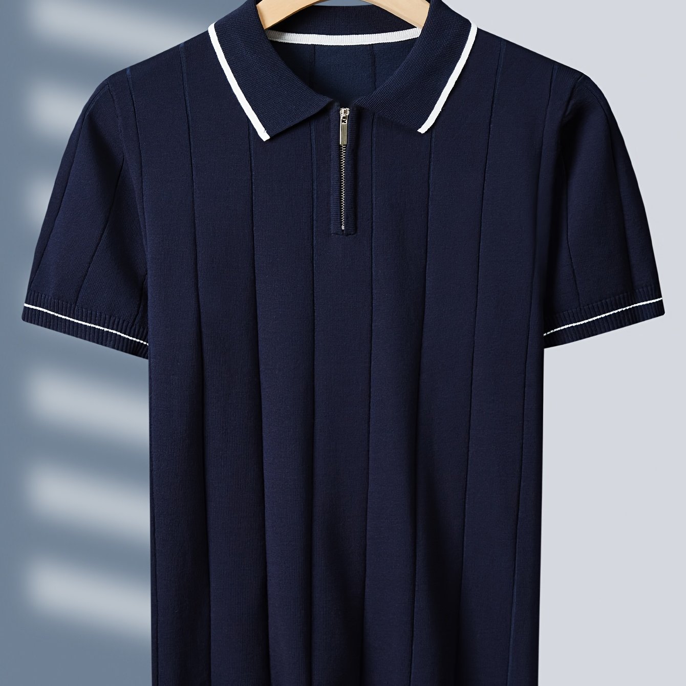 E-shop Tehan Herrenbekleidung: Klassisches gestreiftes Strick-Poloshirt mit stilvollem Color-Blocking-Design. Es verkörpert einen einfachen, aber