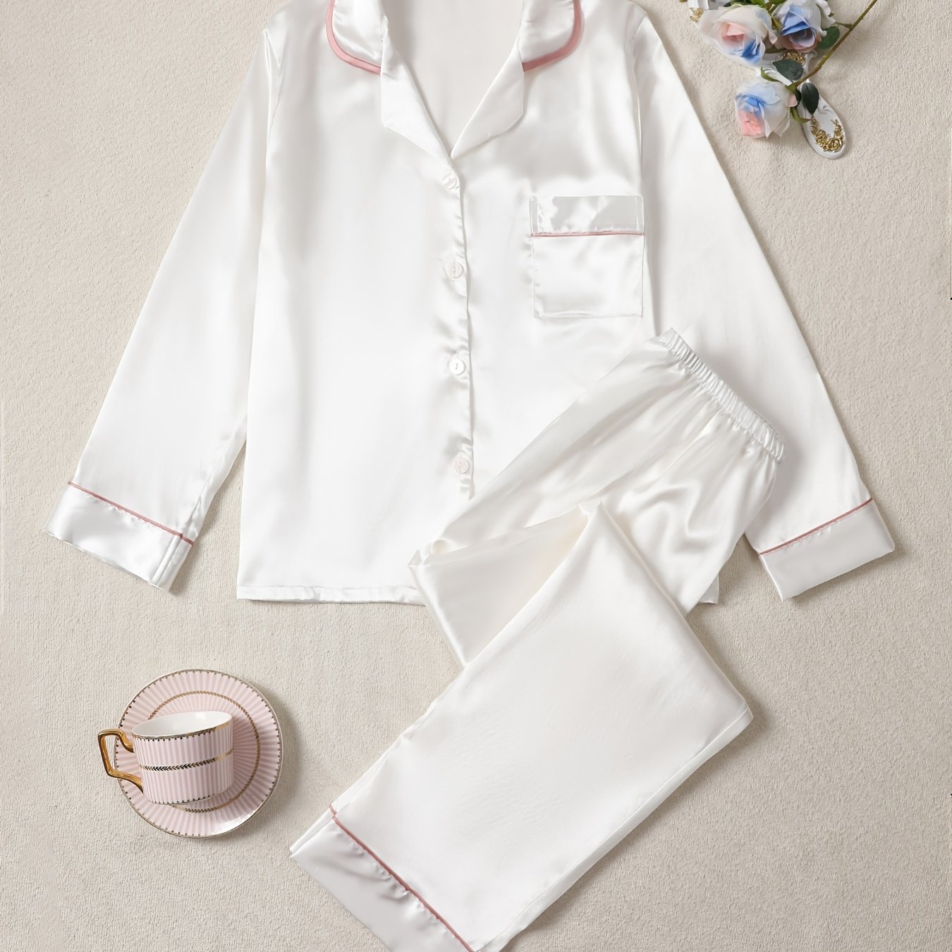 E-shop Bequeme einfarbige Satin-Pyjama mit offenem Kragen und Revers, bestehend aus einem weichen, langärmeligen Button-Up-Oberteil und Hosen mit