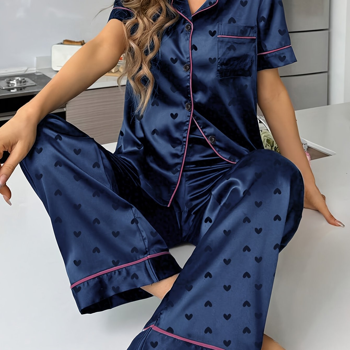 E-shop Damen-Navy-Blau-Satin-Pyjama-Set mit Herz-Muster - Kurzärmelig, Knopfleiste, Weite Beine, Lounge-Kleidung, für alle Jahreszeiten, lässiges