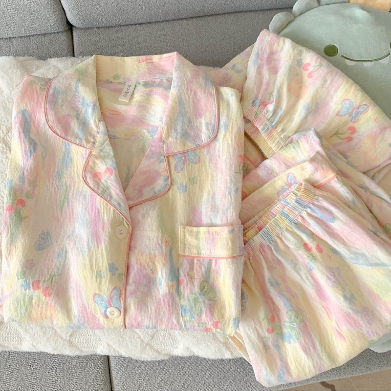 TEMU 【商品名】おしゃれ、かわいい、快適な、プリントの大きいサイズのパジャマセット。半袖とカラフルな雲のデザインが特徴で、夏に最適。
