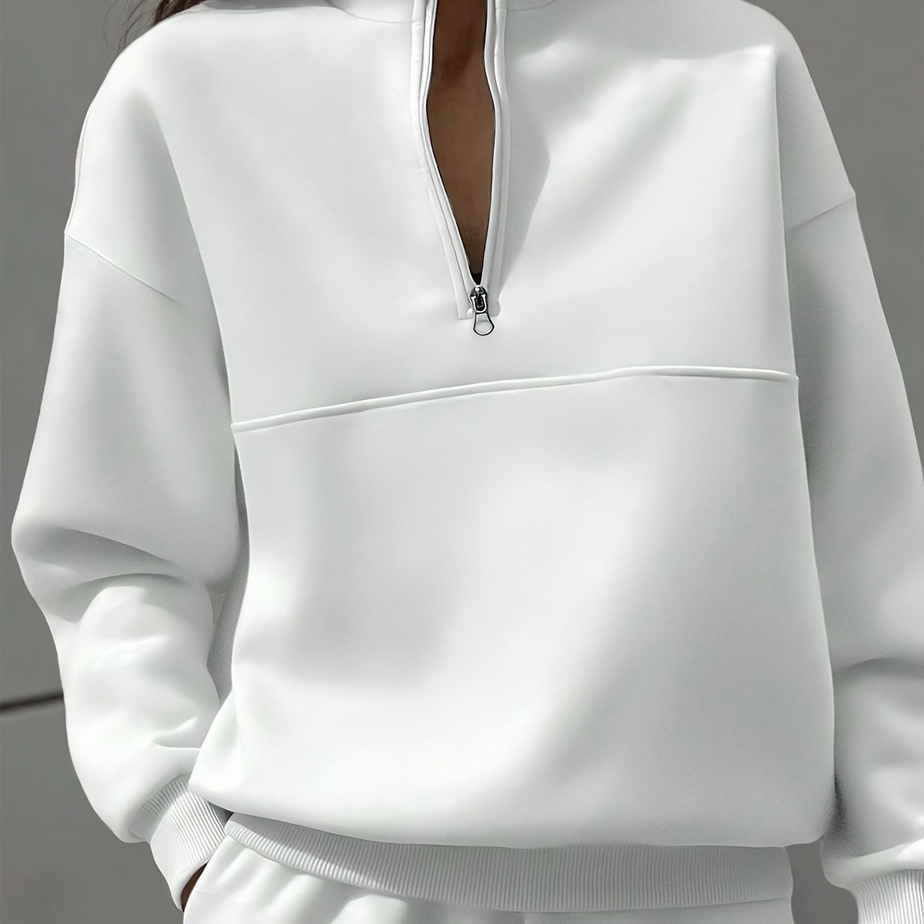 E-shop Elegantes Damen-Sweatshirt mit Reißverschluss, langen Ärmeln und einfarbigem Design