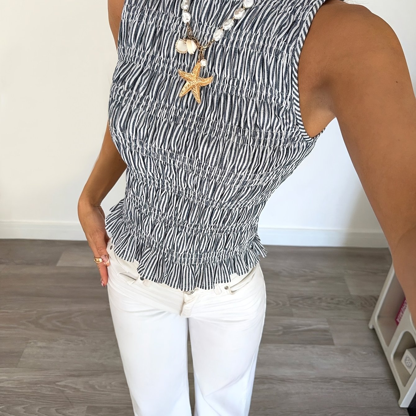 Women's Elegant Striped Hem Sleeveless Fitted T-shirt