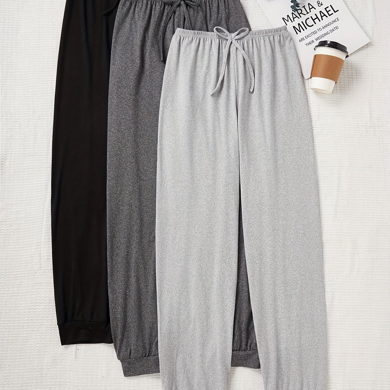 E-shop Ein neues minimalistisches dreifarbiges Set aus lässigen Damenhosen mit Kordelzug in der Taille, für den Herbst. Diese locker sitzenden,