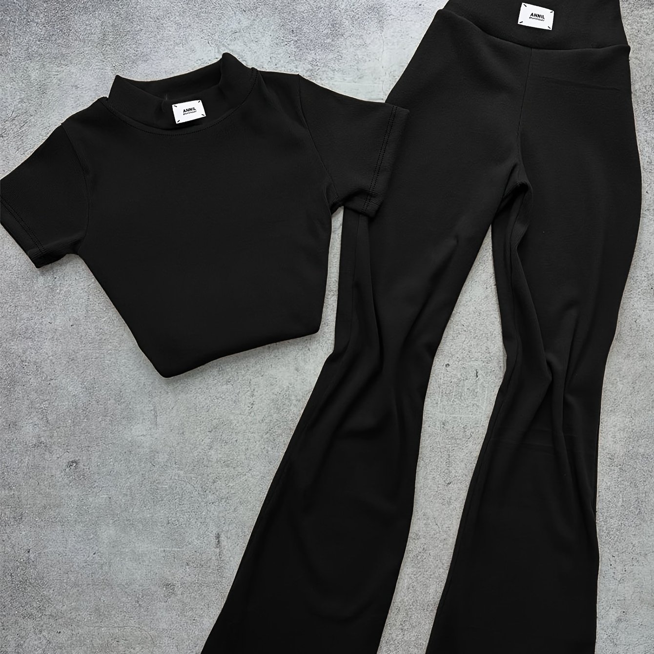 E-shop 2-teiliger Kurzanzug für Damen: Kurzarm-T-Shirt & hoch taillierte Schlaghose - Po-hebendes Outfit, unifarben, kurze Länge für mehrere