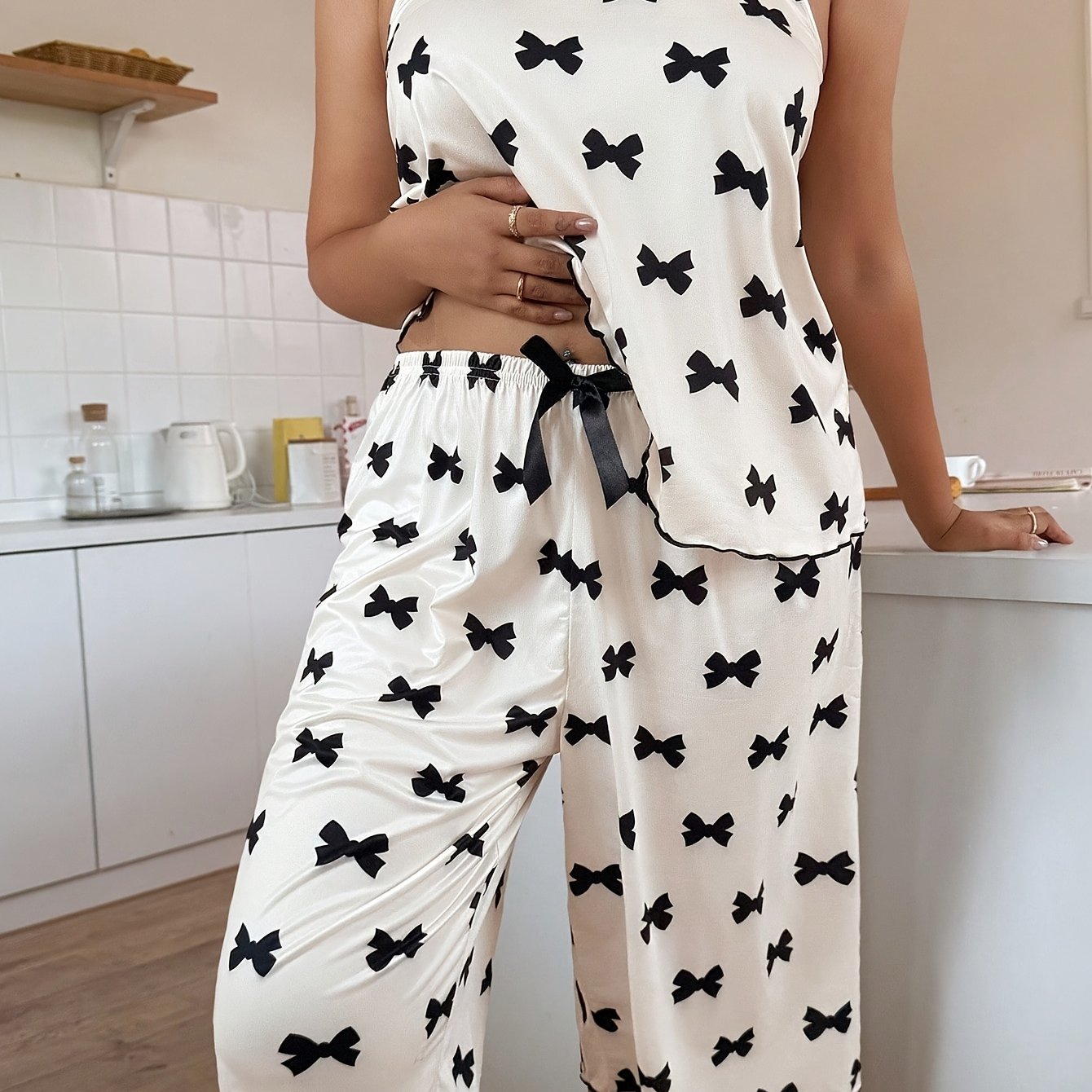 Image of Plus Size Women's Fashion Casual Outing Pajama Set, Soft Comfortable, Bow Print Cami Top And Capri Pants, 2pcs Plus Size Casual Set
