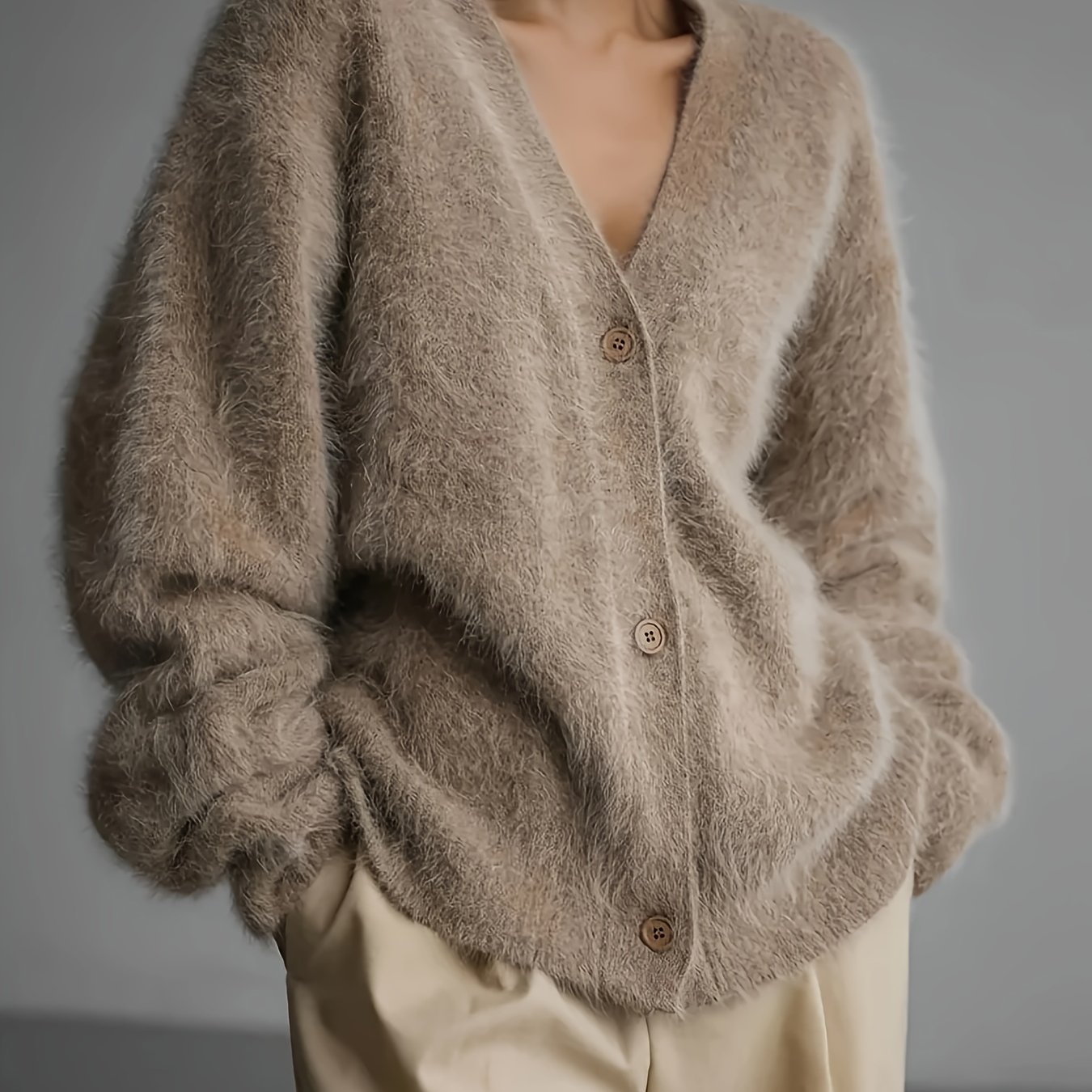E-shop Brauner weicher plüschiger Stoff-Cardigan für Damen, V-Ausschnitt, einreihig mit Knöpfen, bequemer stilvoller Stil. Niannian